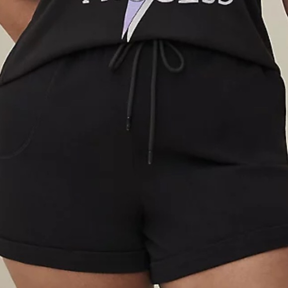 NWT Torrid EVERYDAY FLEECE PATCH POCKET ACTIVE SHORT size 2 - Picture 3 of 5